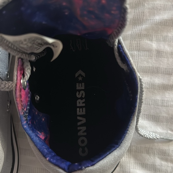 Womens sz 6 Converse low top shoes - Picture 7 of 7